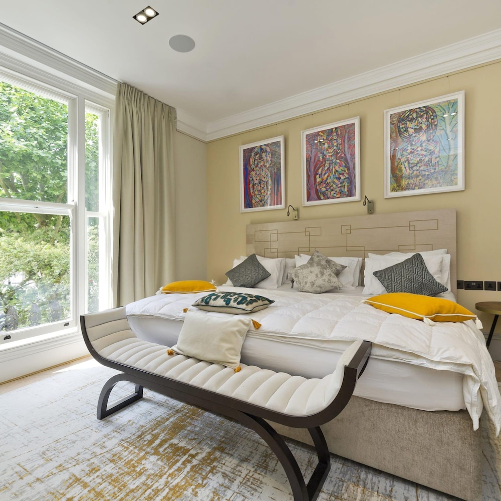 Astounding 7bed Notting Hill Family Home w Private Garden Games Room Parking