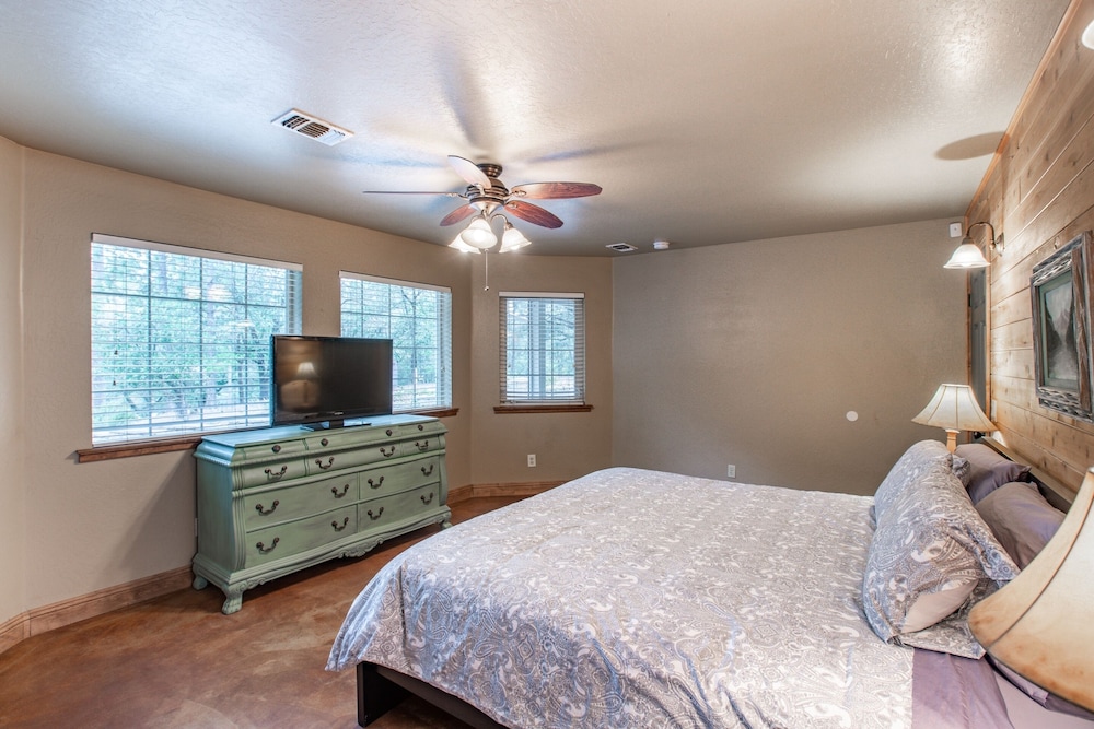 Mountain Retreat with Hot Tub Pool Table - Just over 1 hour to Squaw Valley Resort! by RedAwning - Property Image 26