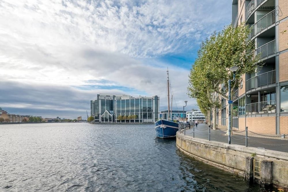 Bright 2 Bed 2 Bath apt Near Canary Wharf