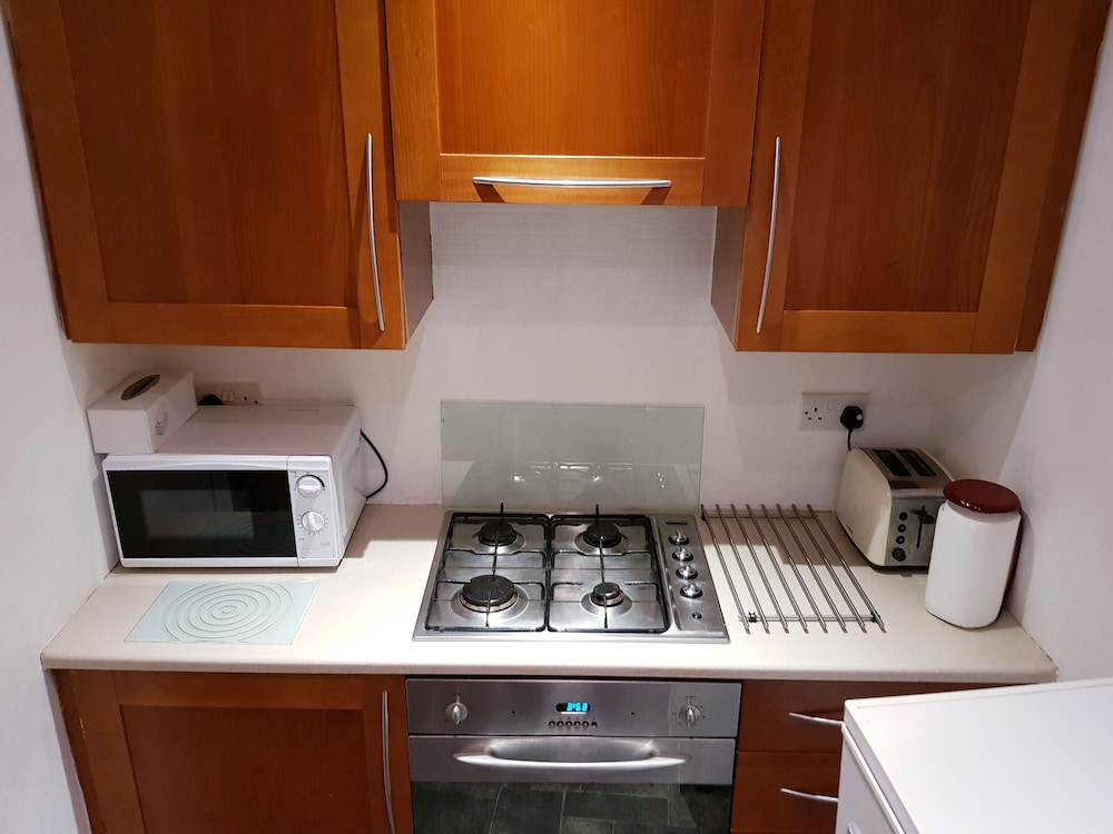 2 Bed Flat - Sleeps 4 - Parking - Wifi view 5