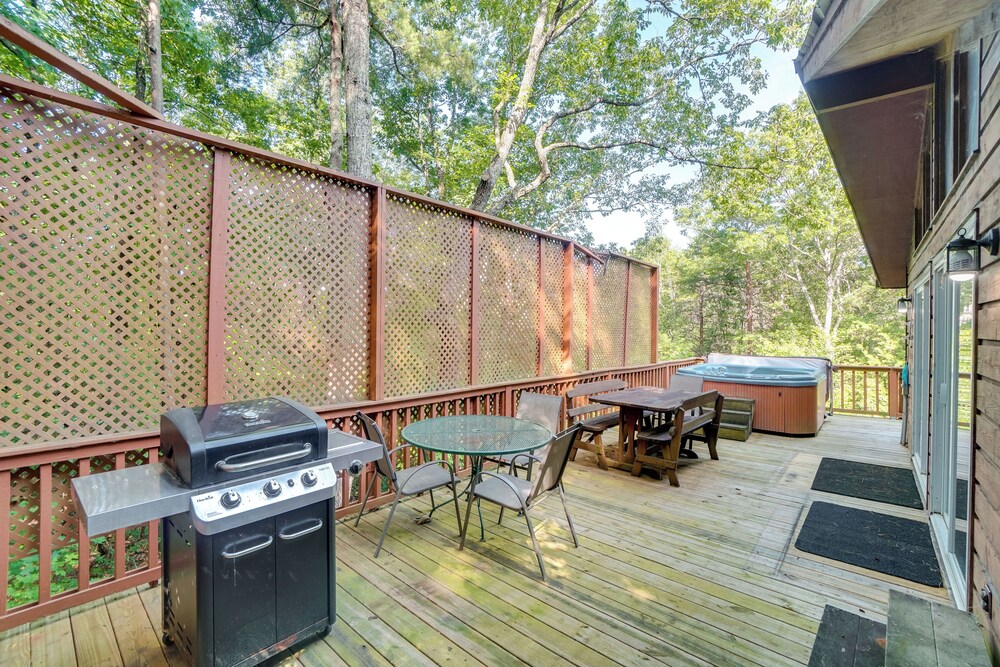 Private Hot Tub & Game Room: Cleveland Getaway