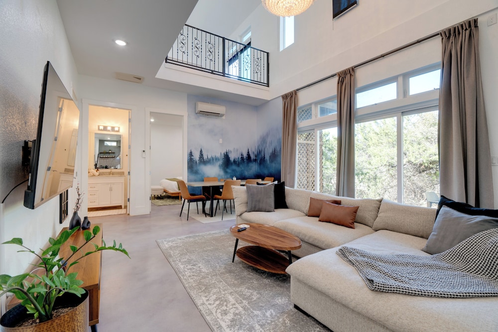 Near Lake Travis & Marina: Modern Austin Getaway!