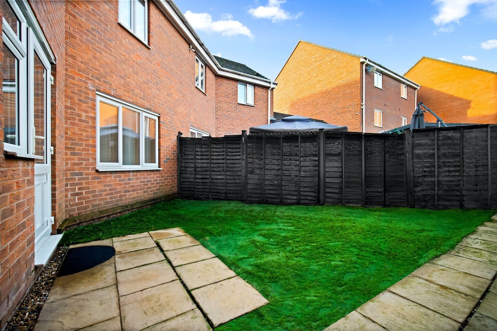 House - Sleeps 6, Garden & Free Parking
