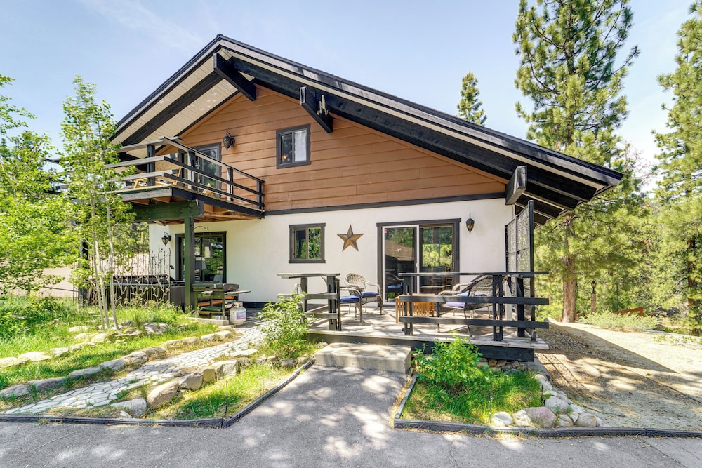 Walk to Diamond Peak: Luxe Chalet w/ Mtn-view Deck