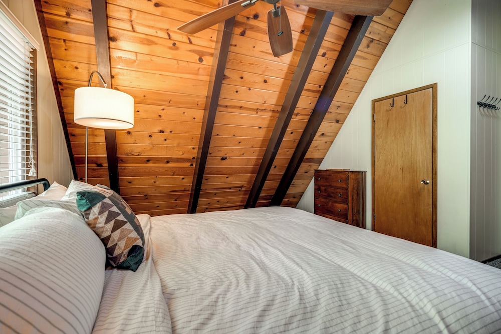 Sleek Blue Lake Springs Retreat w/ Deck & Yard!