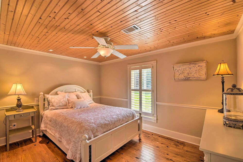 Serving Southern Charm at This Clarkesville House! view 2