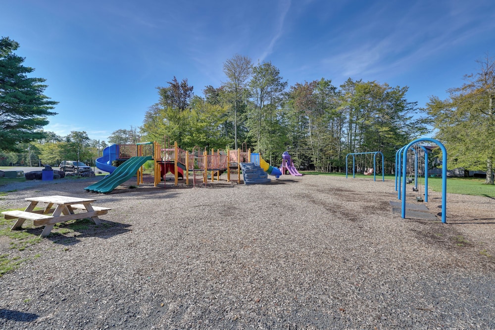 Hike & Fish: Peaceful Family Cabin in Tobyhanna!