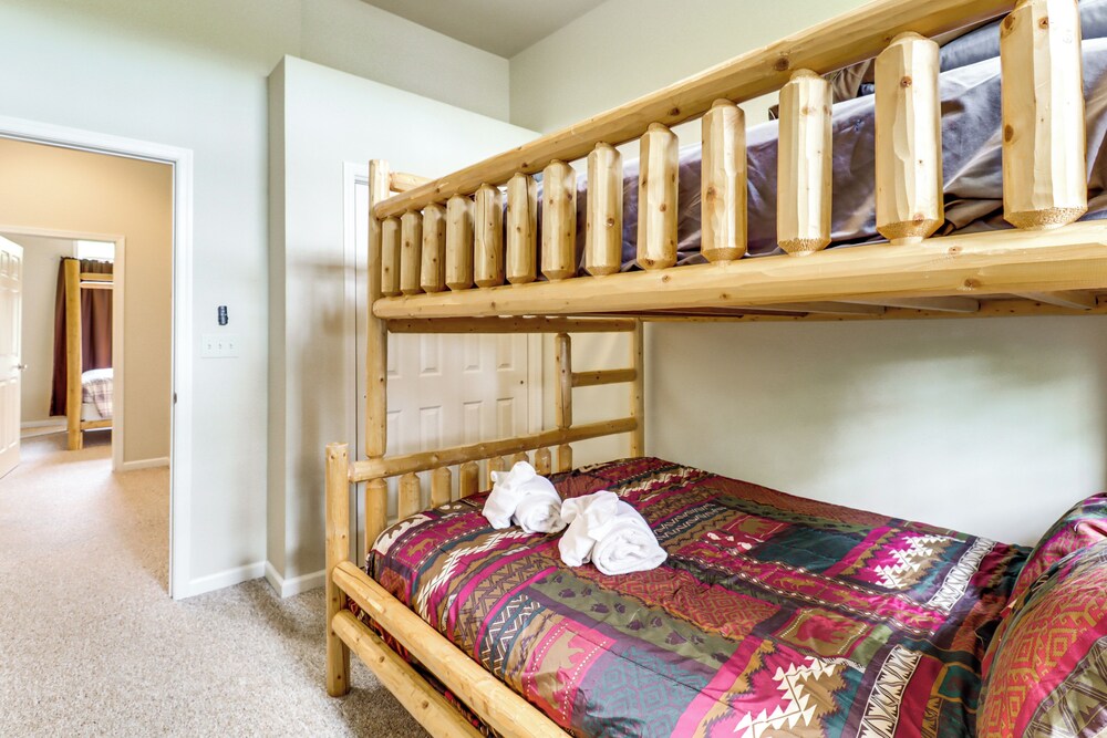Beach Access & Hot Tub: Retreat in Lake Harmony!