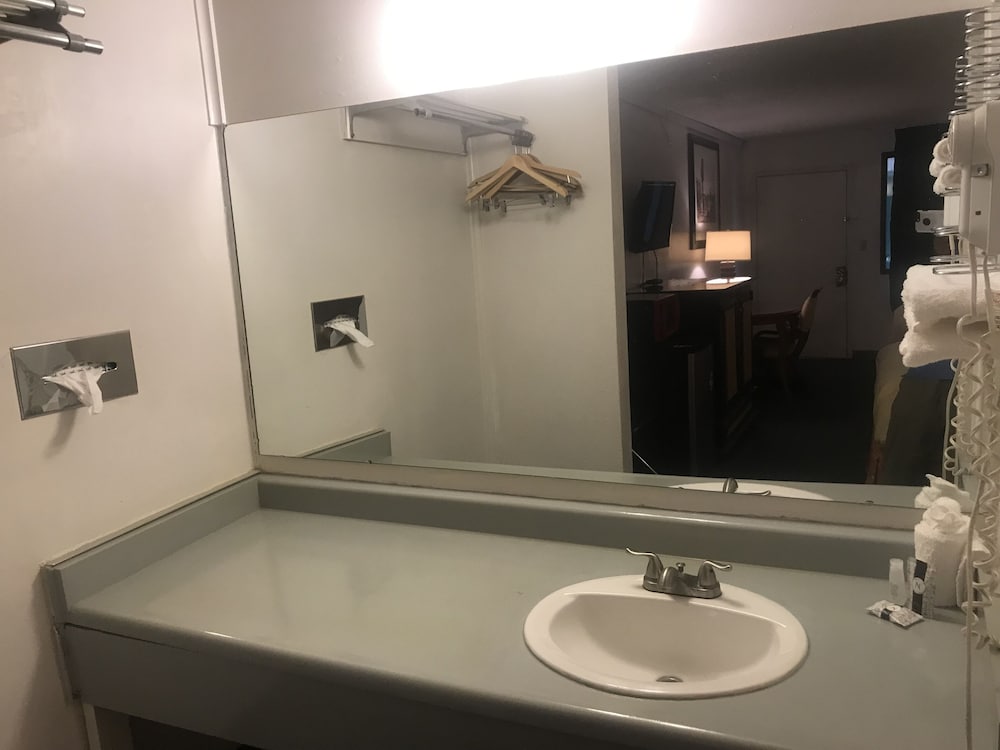 Travelers Inn & Suites