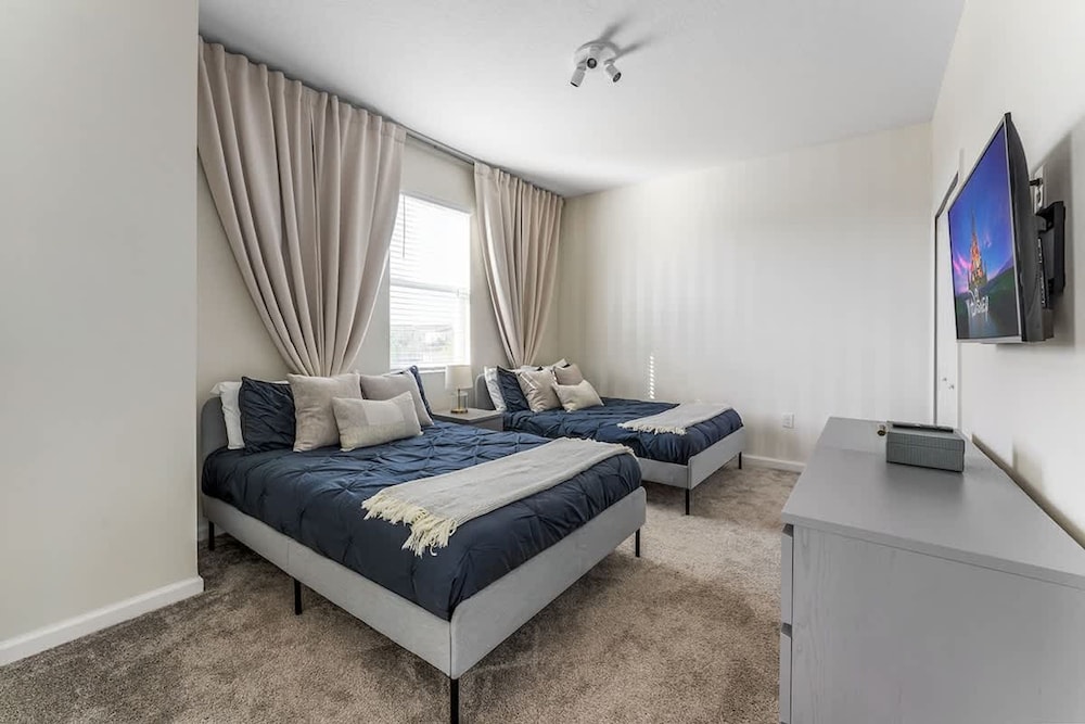 3BR up to 8 People at Champions Gate