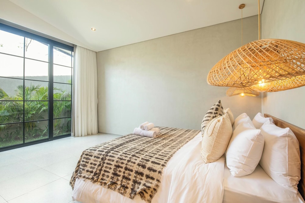 Stylish 5BR Boho Hideaway, 5 Minutes Bingin Beach