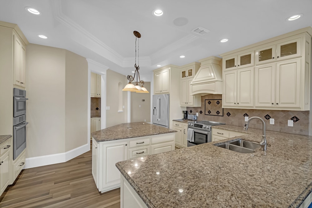 Luxurious 4-Bedroom Oasis with Private Pool Home