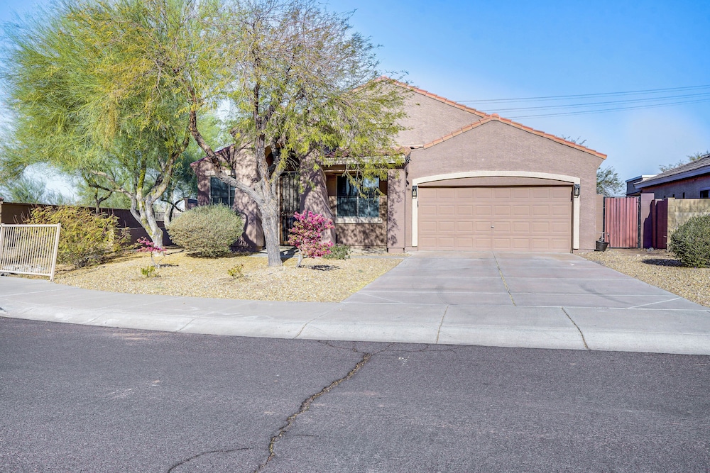 Family-friendly Goodyear Oasis: Fire Table, Pool!