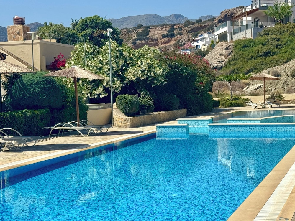 Elegant, Modern With Shared Swimming Pools view 4