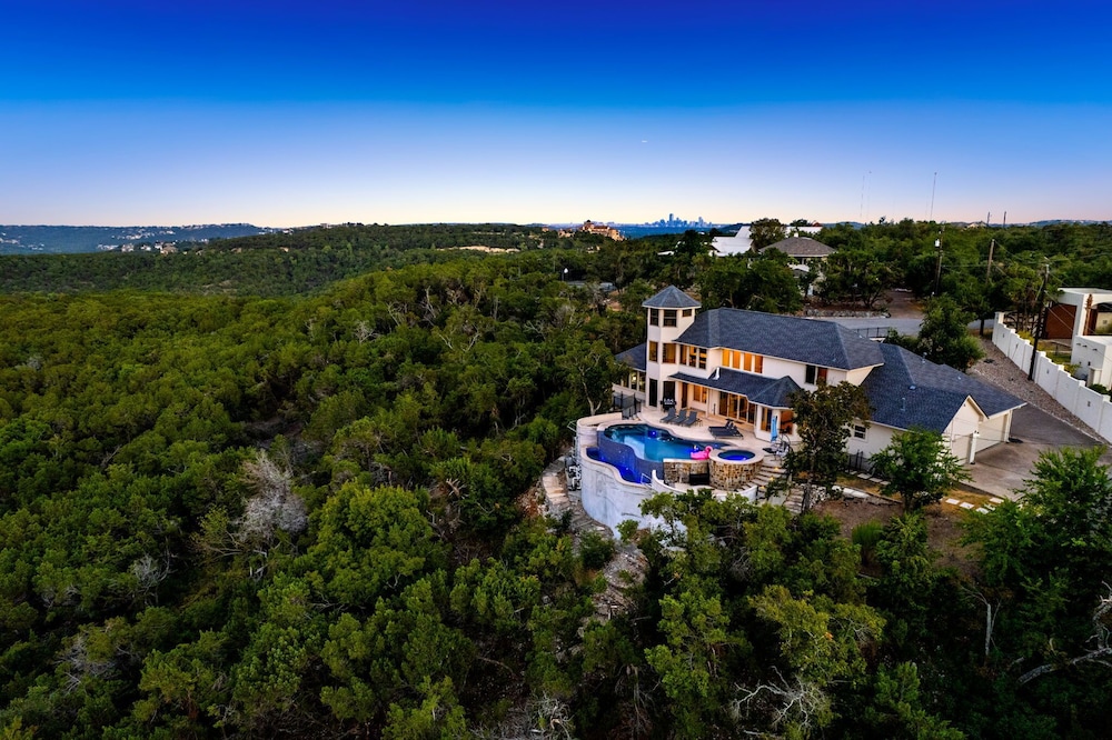 Hillside Infinity Pool Retreat - Image 1