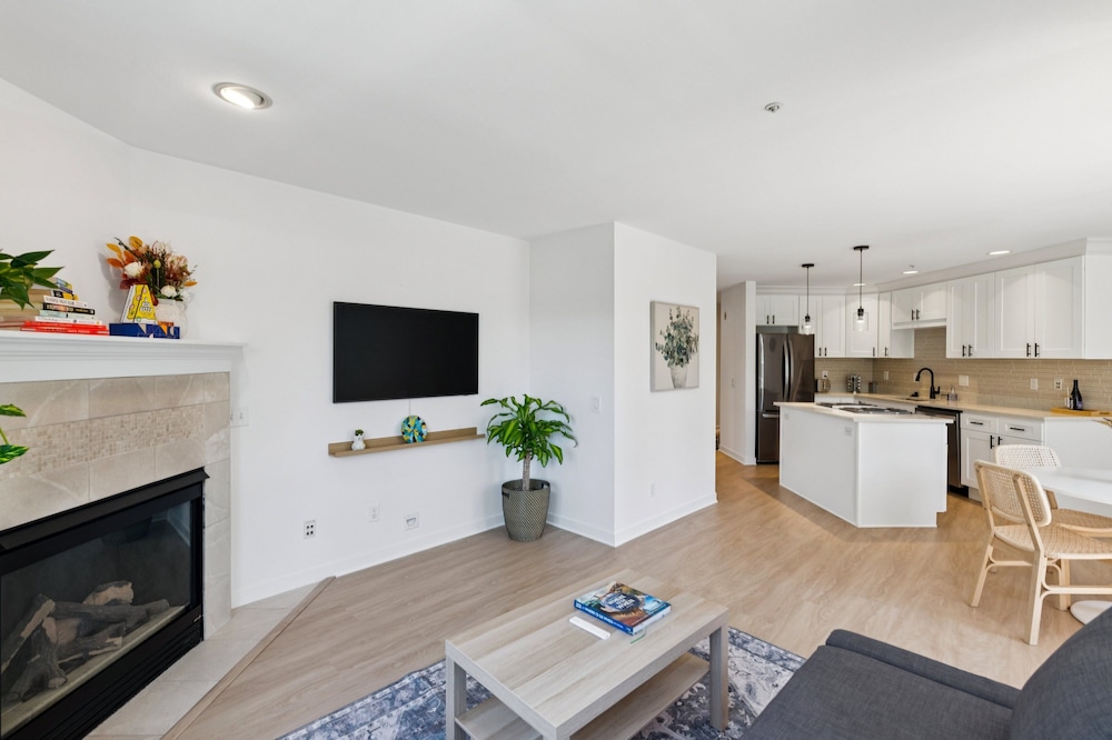 Walkable Seattle Gem Close To Everything 2 Bedroom Condo
