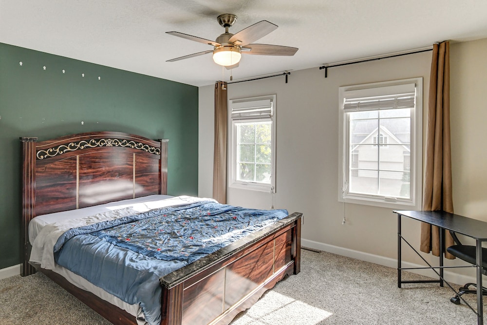 Des Moines Suburb Stay w/ Spacious Layout & Deck!