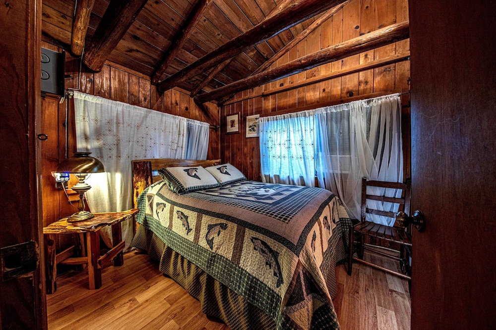 Bear Creek Lodge and Cabins in Helen Ga - Pet Friendly, River on Property, Walking Distance to downtown Helen