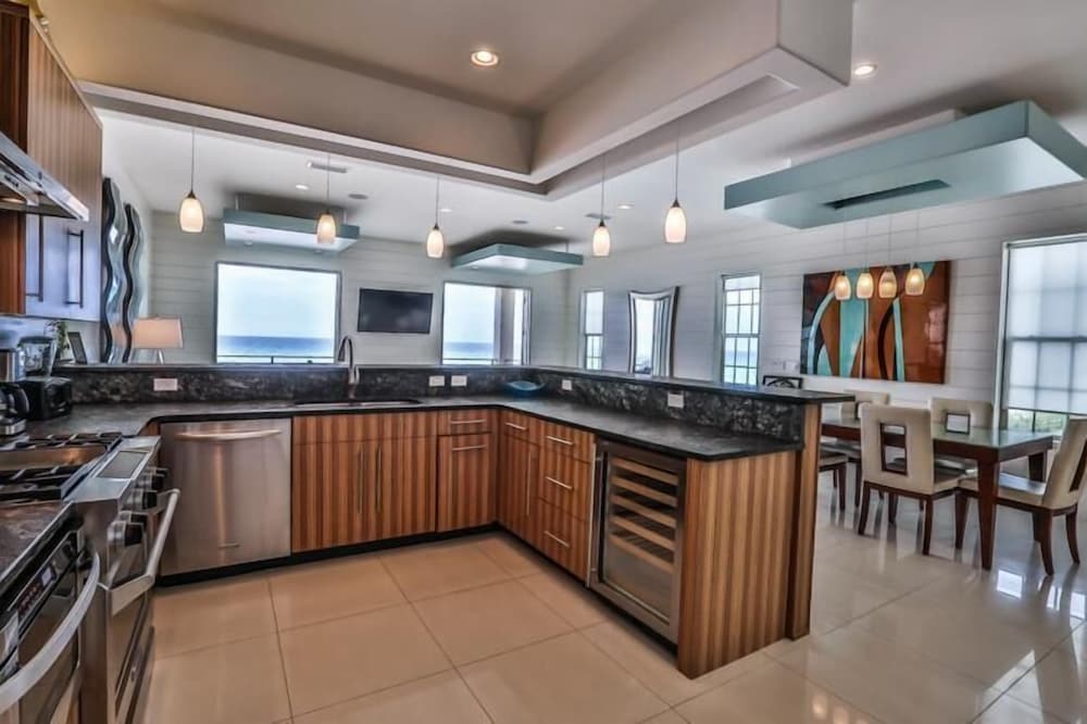 Bord du Mer 6 Bedroom Holiday Home by Five Star Properties