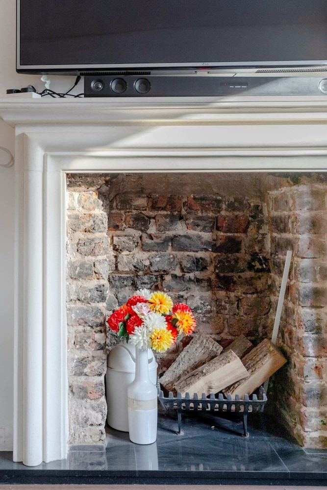Radiant and Roomy 2BD Flat - Fulham!
