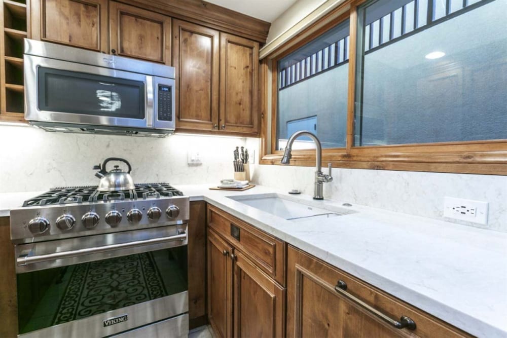 Centrally Located 3 BR in Lionshead Village w/ Pool, Walk to Lift!