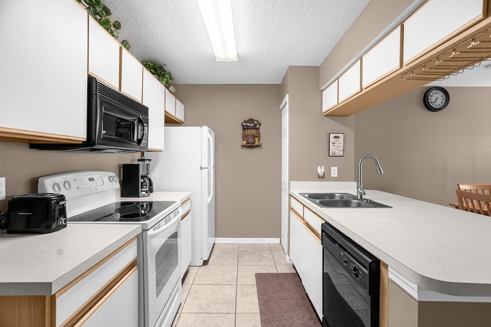 Upstay Stylish Condo w Garden Patio Near Disney