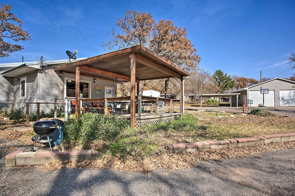 Kingston Getaway < 2 Mi to Lake Texoma! view 2