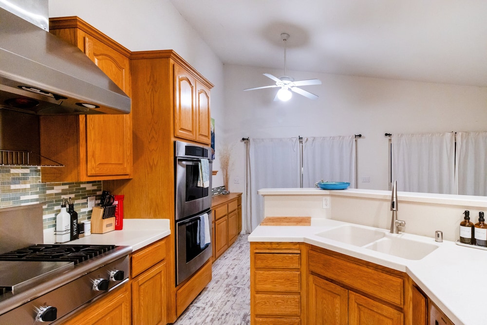 Waterfront Home - Private Dock Pickleball Bbq 4 Bedroom Home