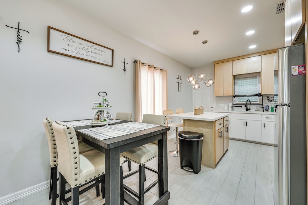 4 Mi to Dtwn: Modern Apartment in Edinburg!
