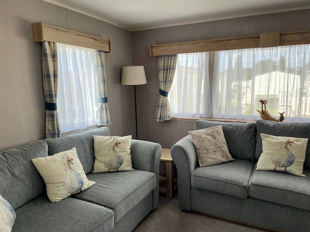 Cosy 3 Bedroom Caravan in South Cerney
