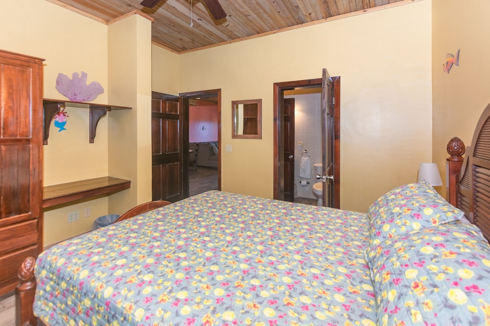 Sunset Villas 12d 2 Bedroom Condo by RedAwning view 4