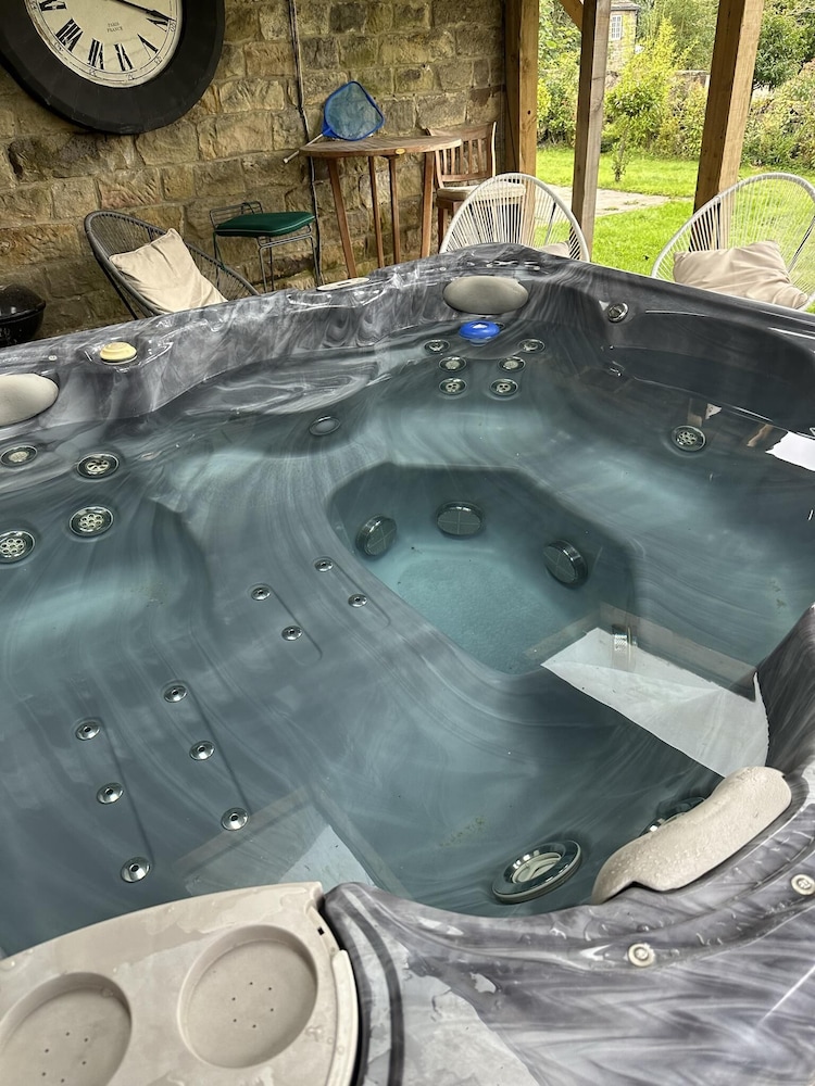 Rookery Barn an Amazing Country Retreat hot tub view 2