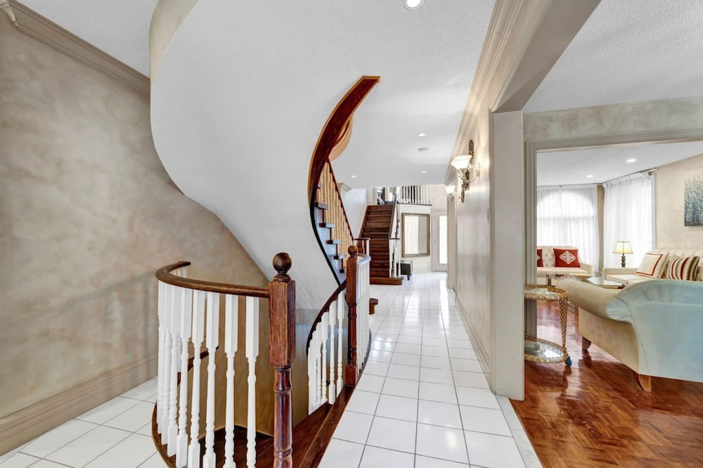 Mississauga Retreat Your Spacious 5-bedroom Home