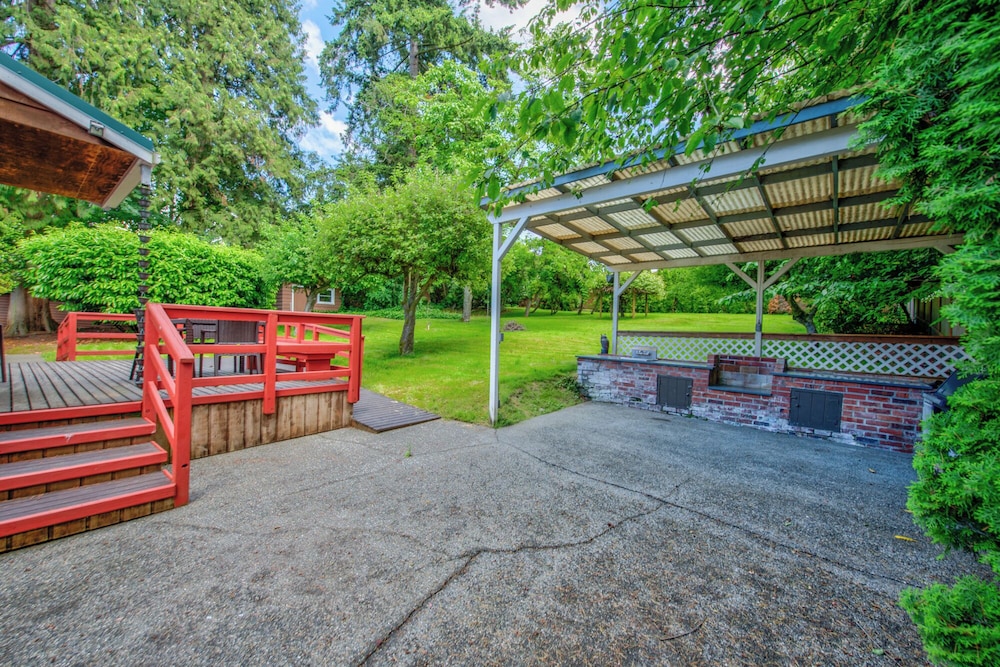 Private park in a cozy home next to I-90 huge yard