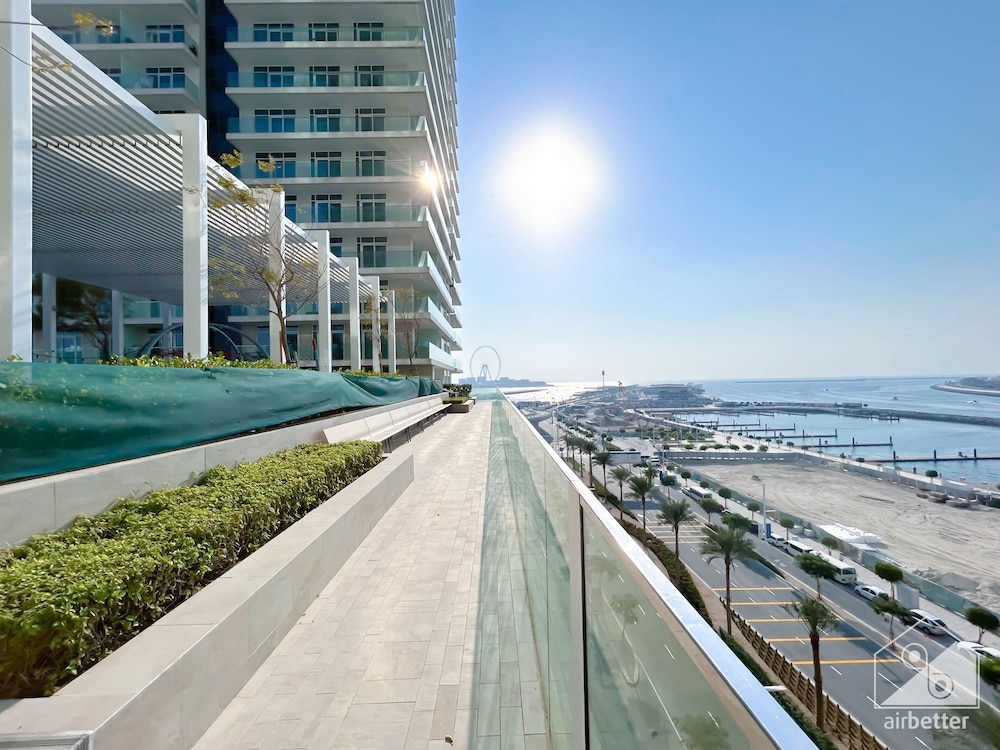 Luxurious Beach front Apt with balcony Dubai Marina