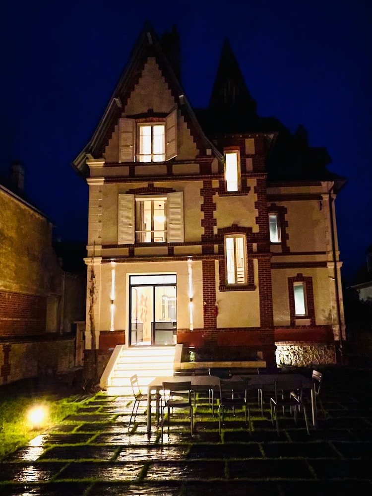 Large Chic Stylish Villa Superb Garden