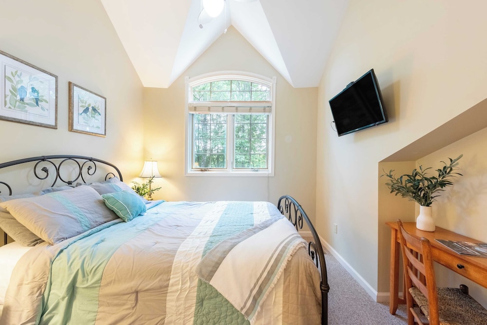 Highland Hideaway by Avantstay Group Poconos Retreat w/ Patio + Game Room