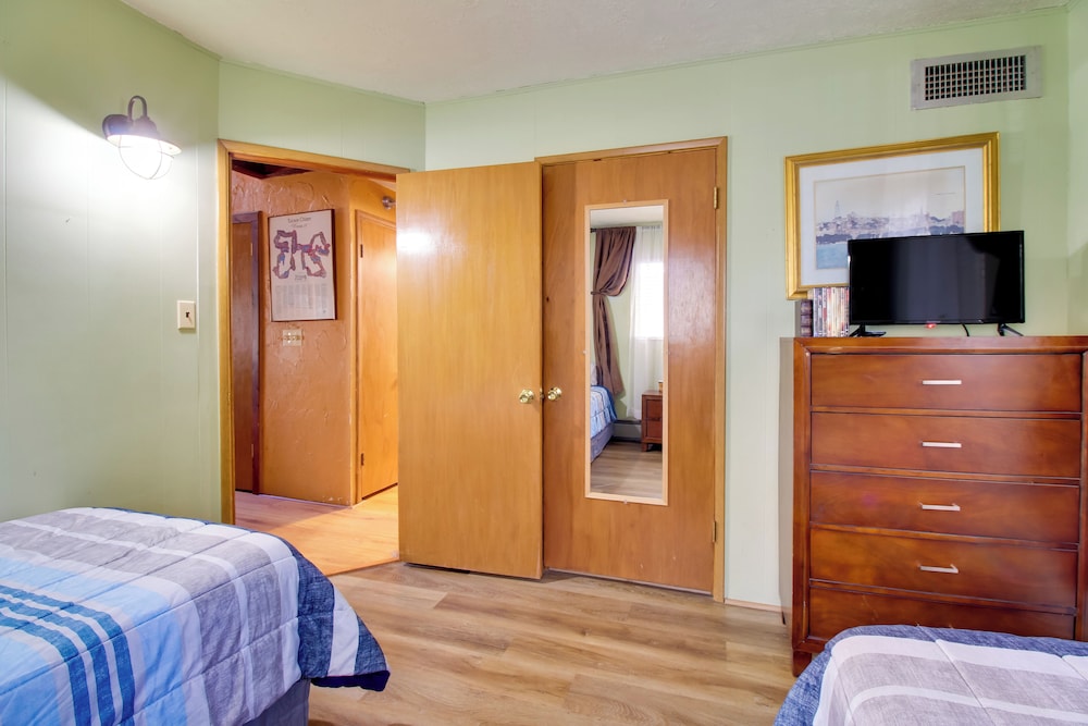 Ski, Hike & Relax: Forest-view Haven in Lakeside!