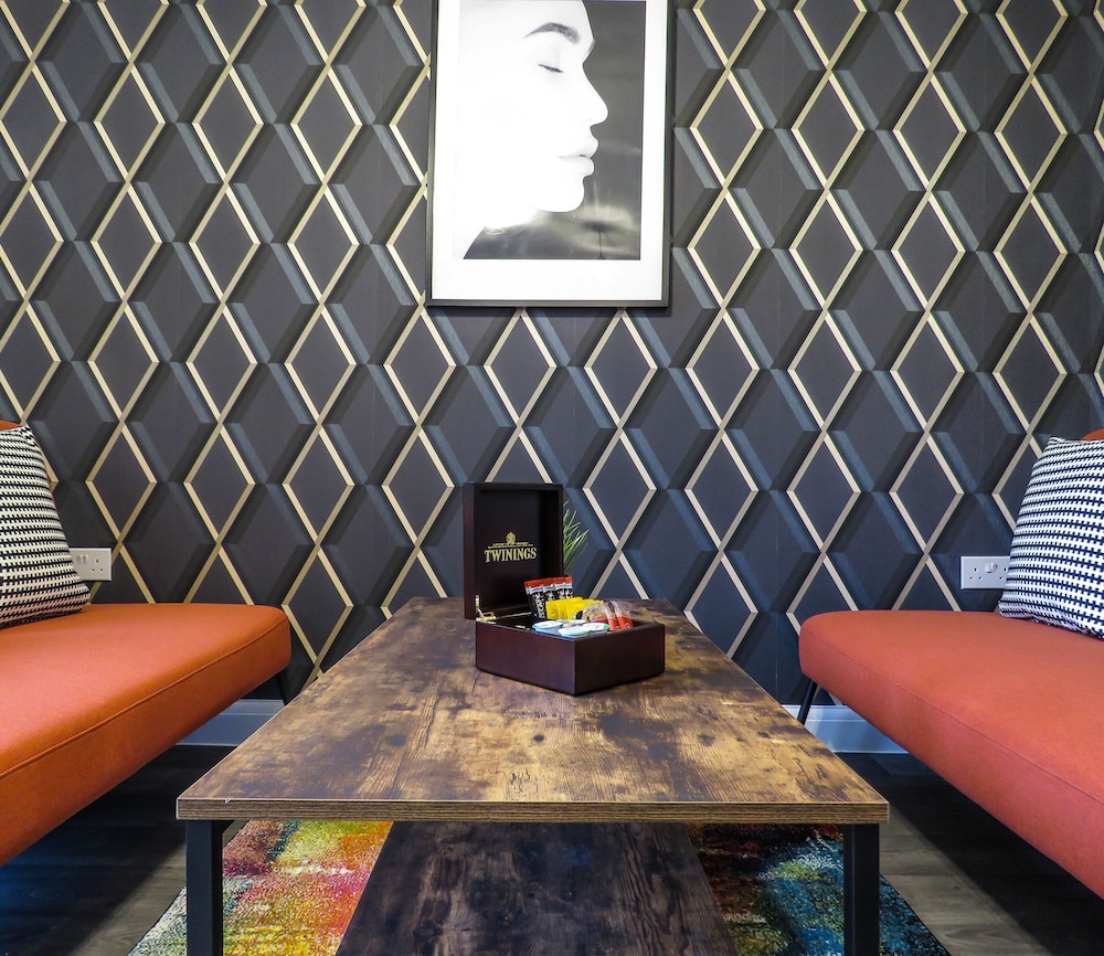 Tudors eSuites Birmingham Townhouse Private Garden Free Parking
