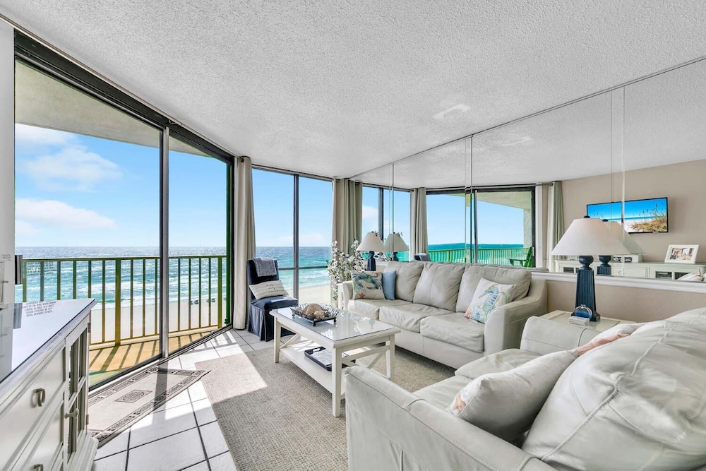 Leeward 403 at Edgewater