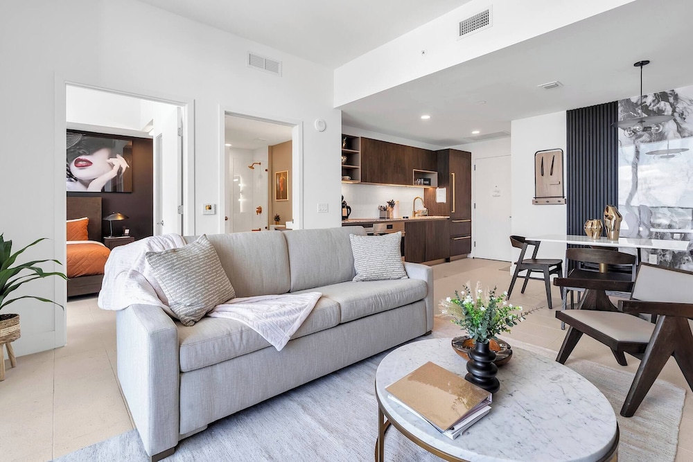 Luxury 1BR Penthouse, Bay & City Views Downtown