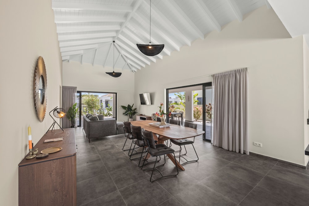 Villa Jasmijn with private pool, at Mambo Beach