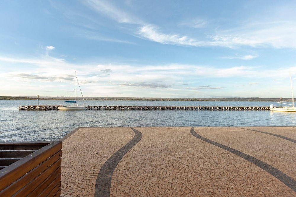 Apt Facing Lake Paranoa - Clr314