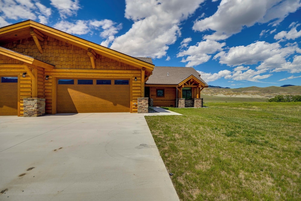 Spacious Cody Townhome: Private River Access!