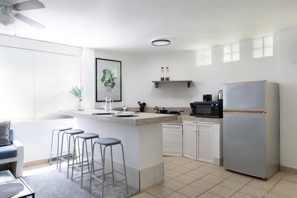 1 BR Suite 1 Block Away From the Beach