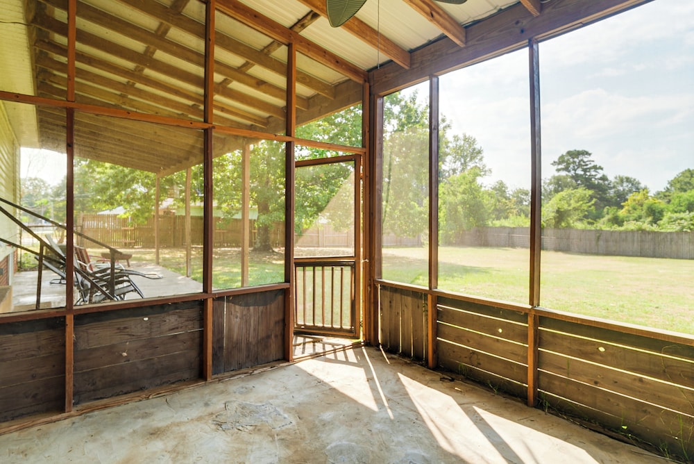 Screened Patio + Fire Pit: Peaceful Marshall Home