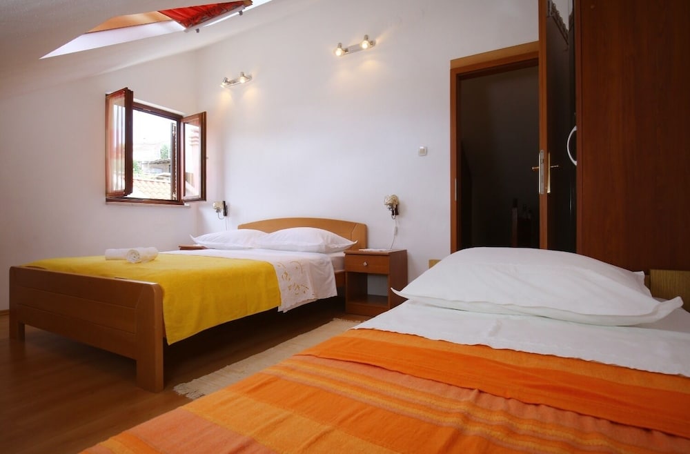 Neda - Perfect Location & Free Parking - A3 view 2