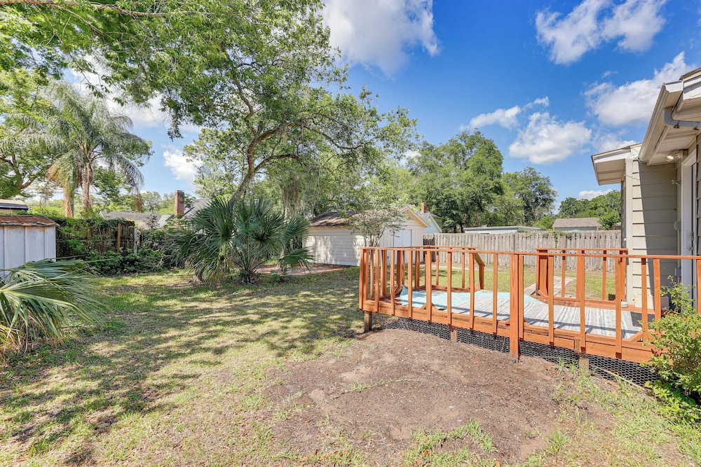 4 Mi to Dtwn Jacksonville: Chic Home w/ Porch!