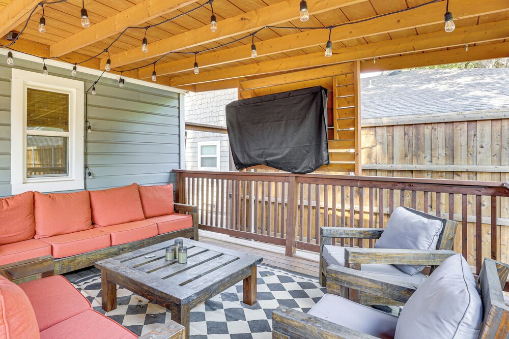 1 Mi to Smu: Home w/ Outdoor Entertainment