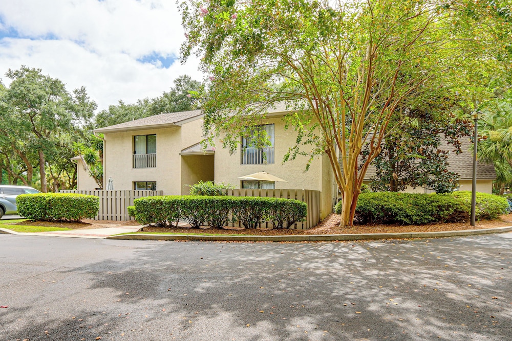 Walk to Folly Field Beach: Condo w/ Pool Access